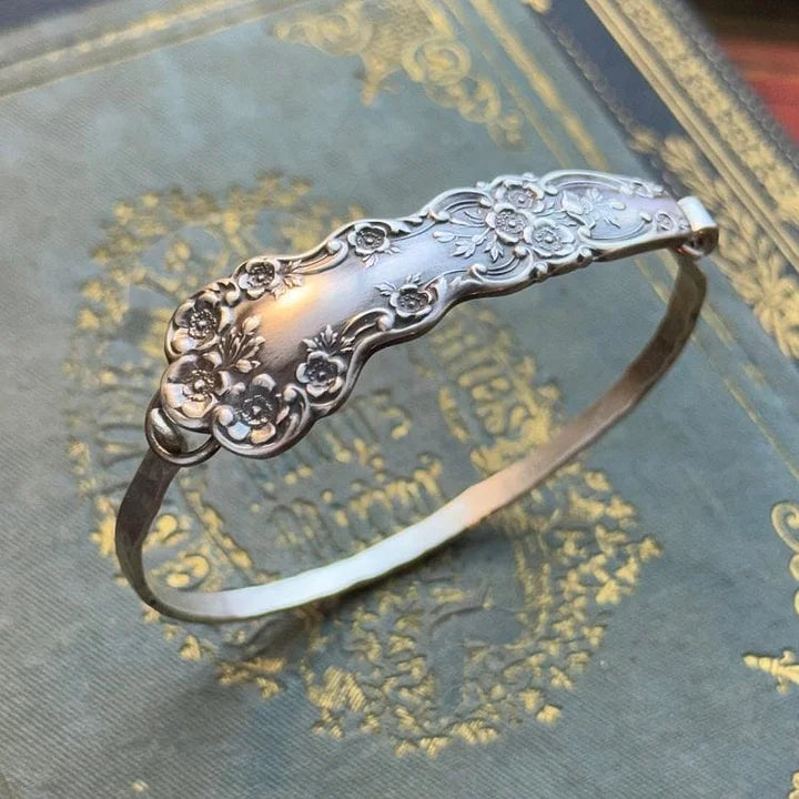 Florilda™ - VINTAGE FLORAL ENGRAVED BRACELET WITH ELEGANT DESIGN