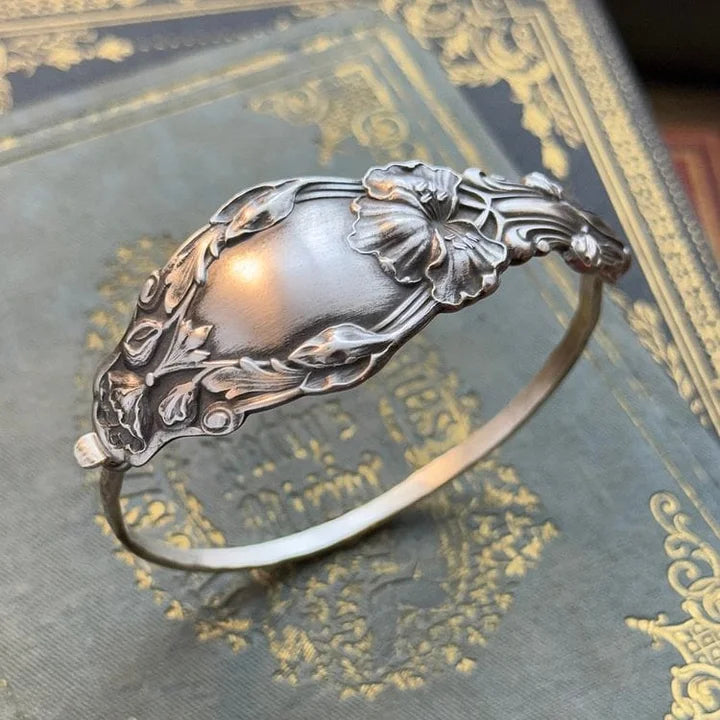 Florilda™ - VINTAGE FLORAL ENGRAVED BRACELET WITH ELEGANT DESIGN