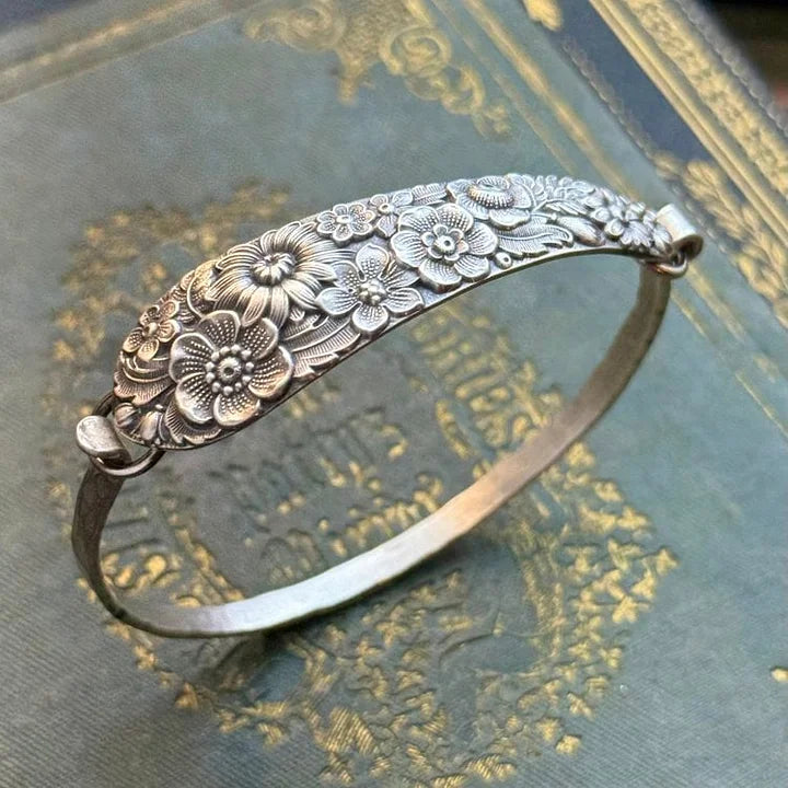 Florilda™ - VINTAGE FLORAL ENGRAVED BRACELET WITH ELEGANT DESIGN