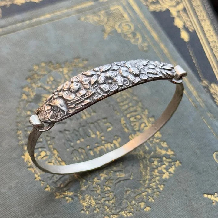 Florilda™ - VINTAGE FLORAL ENGRAVED BRACELET WITH ELEGANT DESIGN