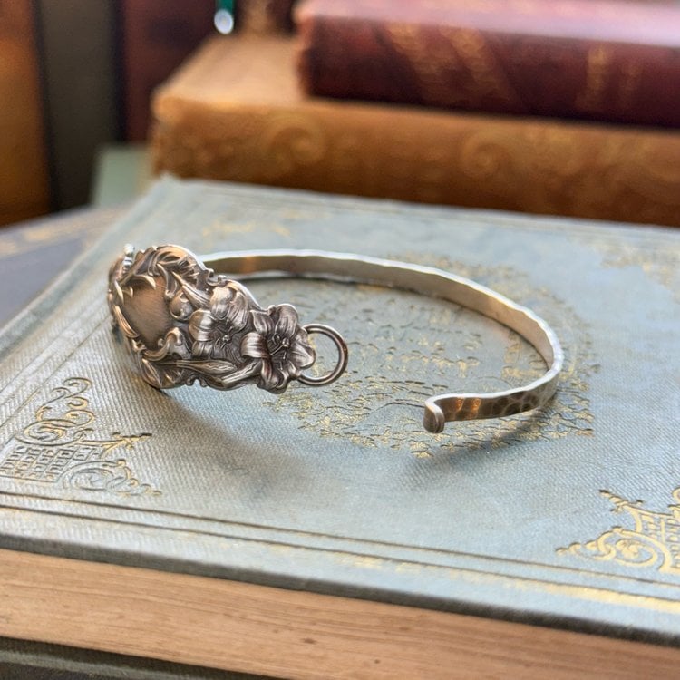 Florilda™ - VINTAGE FLORAL ENGRAVED BRACELET WITH ELEGANT DESIGN
