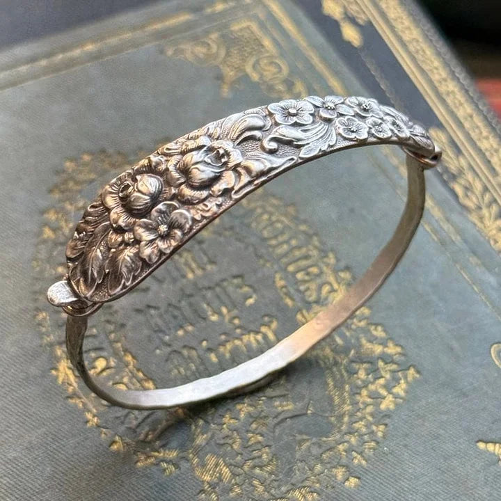 Florilda™ - VINTAGE FLORAL ENGRAVED BRACELET WITH ELEGANT DESIGN