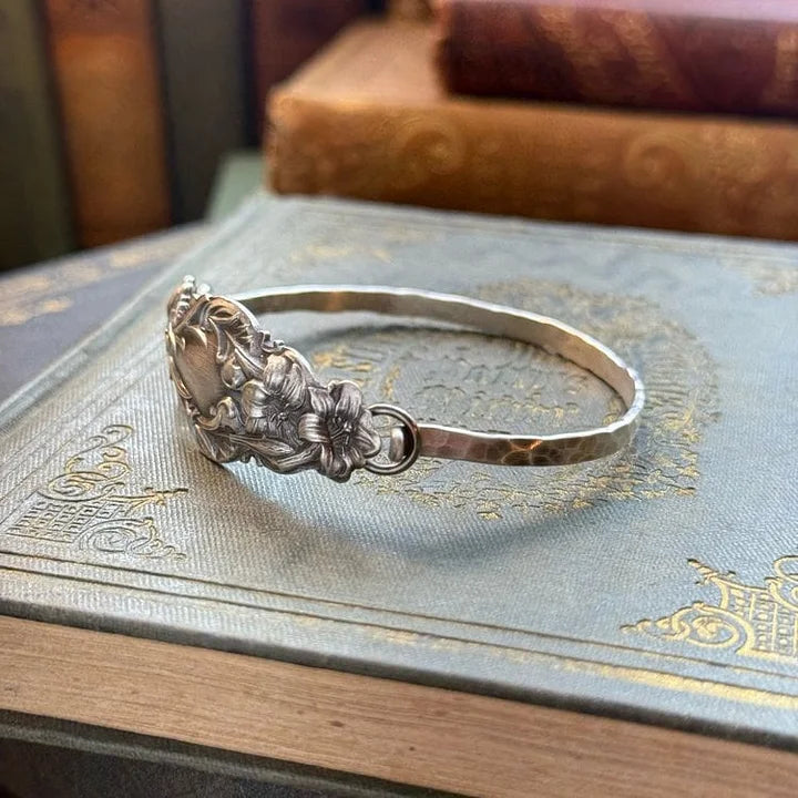 Florilda™ - VINTAGE FLORAL ENGRAVED BRACELET WITH ELEGANT DESIGN