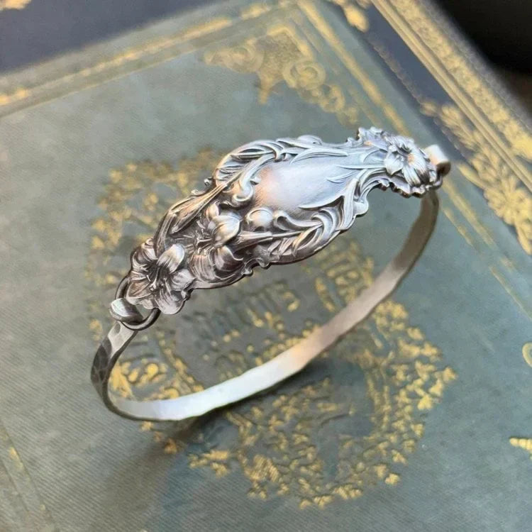 Florilda™ - VINTAGE FLORAL ENGRAVED BRACELET WITH ELEGANT DESIGN