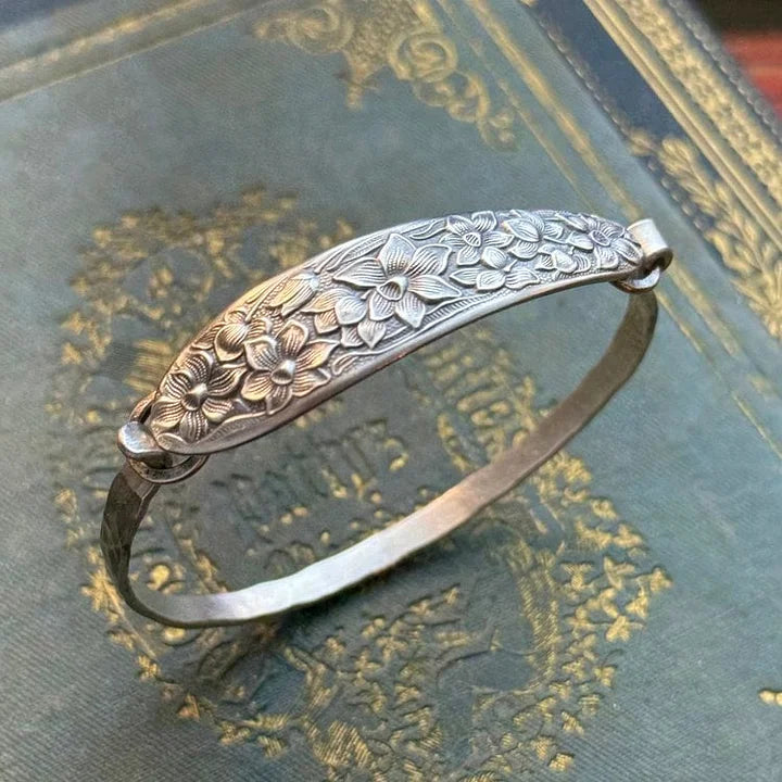 Florilda™ - VINTAGE FLORAL ENGRAVED BRACELET WITH ELEGANT DESIGN