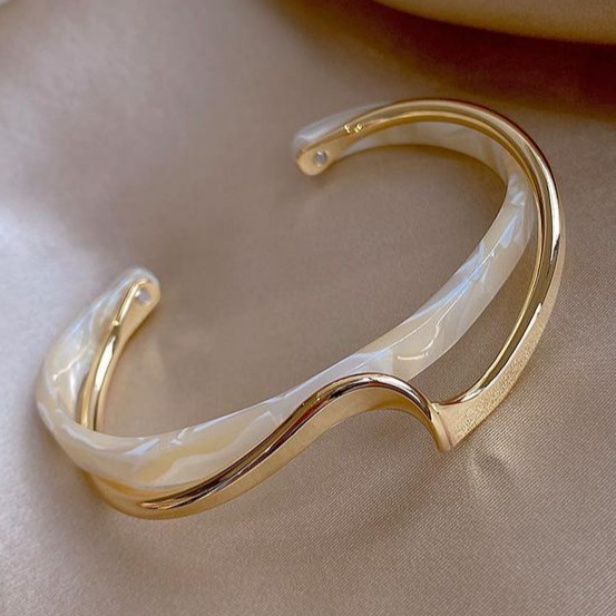 Rachel™ - ELEGANT BRACELET WITH WHITE OPAL ACCENT